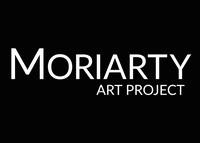 Logotipo branco MORIARTY ART PROJECT sobre fundo preto