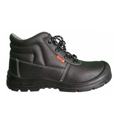 Bota de segurança preta em material sintético com sola robusta e atacadores.