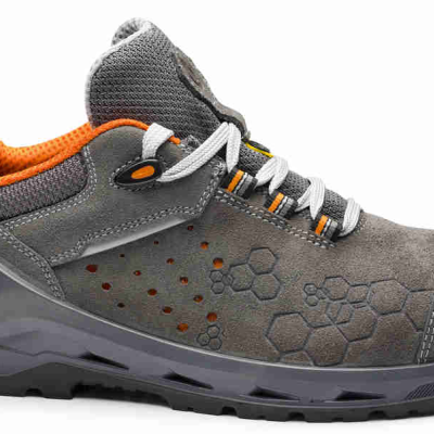 Sapato de segurança cinzento com detalhes em laranja e branco, sola preta e padrão de hexágonos
