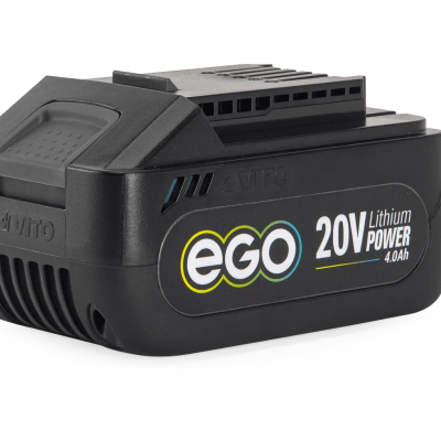 Bateria recarregável preta EGO 20V Lithium POWER 4.0Ah sobre fundo branco