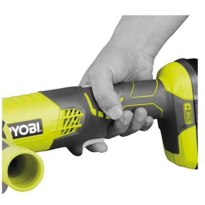 Mão segurando ferramenta elétrica sem fio RYOBI amarelo e preto