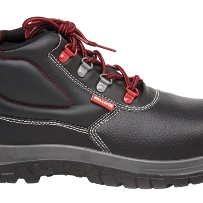 Bota de segurança preta com detalhes vermelhos e sola grossa antiderrapante