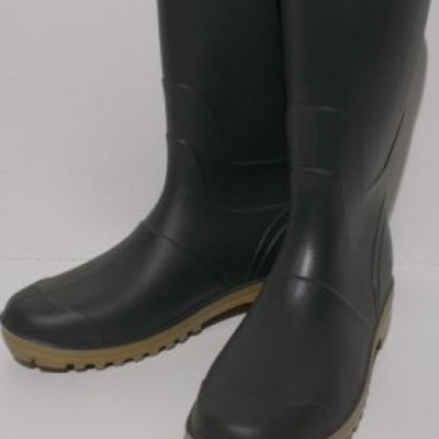 Botas de borracha pretas com sola castanha clara em fundo branco