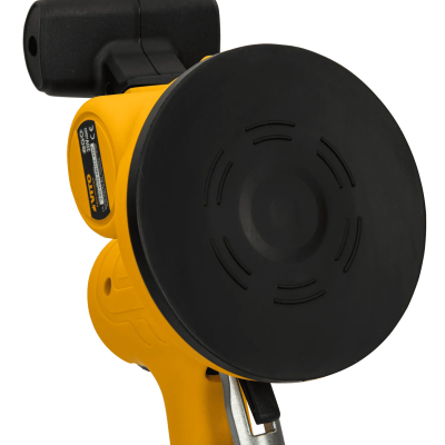 Lixadora elétrica amarela e preta com disco preto grande