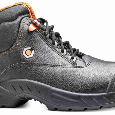 Bota de segurança preta com detalhes em laranja e sola robusta