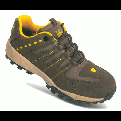 Sapatilha desportiva castanha e amarela em fundo branco