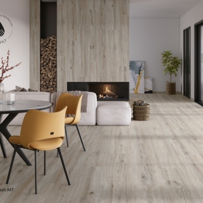 Interior moderno com chão de madeira clara, mesa com cadeiras amarelas e lareira embutida