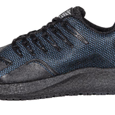 Ténis desportivo azul e preto com sola texturizada