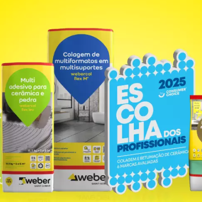 Produtos Weber para construção em embalagens amarelas e verdes, com texto 'ESCOLHA SUSTENTÁVEL' e 'ES COLHA DOS PROFISSIONAIS 2025'