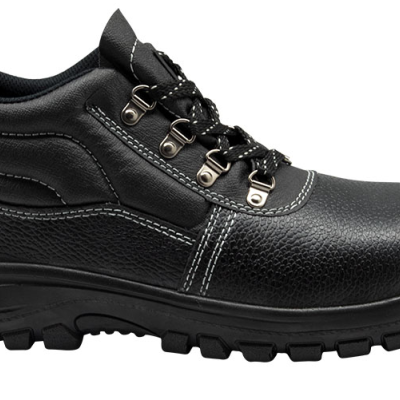 Bota de trabalho preta com sola robusta e atacadores pretos com branco