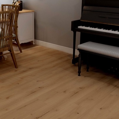 Sala com piso em madeira clara, piano preto, banco estofado cinza, cadeiras de madeira e móvel branco