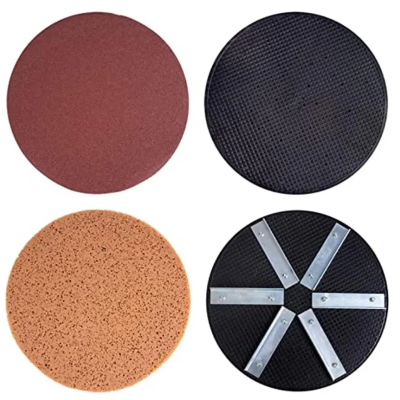 Quatro discos circulares de diferentes cores e texturas sobre fundo branco