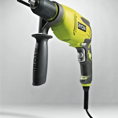 Furadeira elétrica Ryobi amarela e preta com punho auxiliar preto