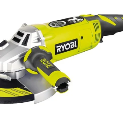 Esmerilhadora elétrica verde e preta da marca RYOBI com punho auxiliar amarelo e preto