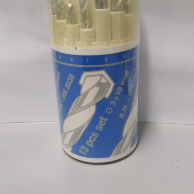 Conjunto de brocas metálicas em estojo branco com rótulo azul e embalagem em plástico transparente.