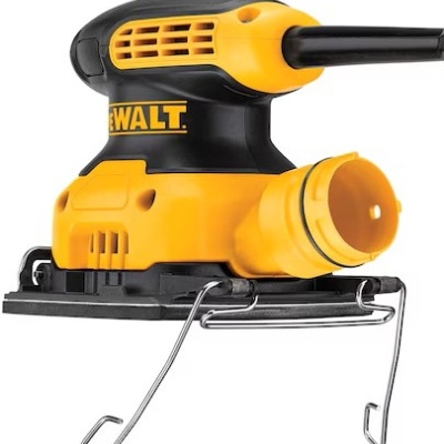 Lixadora elétrica DEWALT amarela e preta com suporte metálico