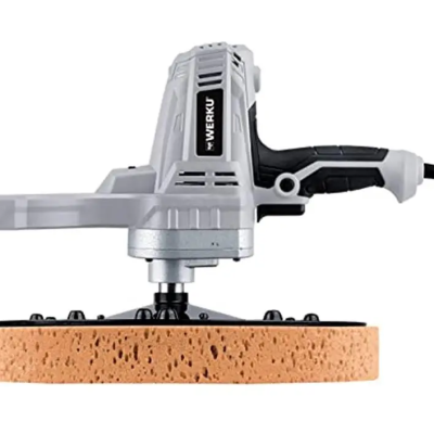 Politriz elétrica WERKU com disco esponja laranja e cabo preto e cinza.