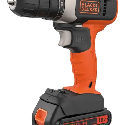 Parafusadora elétrica BLACK+DECKER laranja e preta com bateria de lítio 18V.