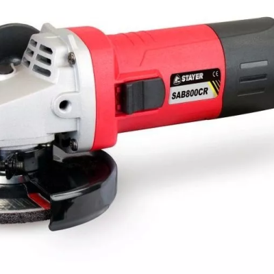 Esmerilhadora angular elétrica vermelha e preta com disco abrasivo