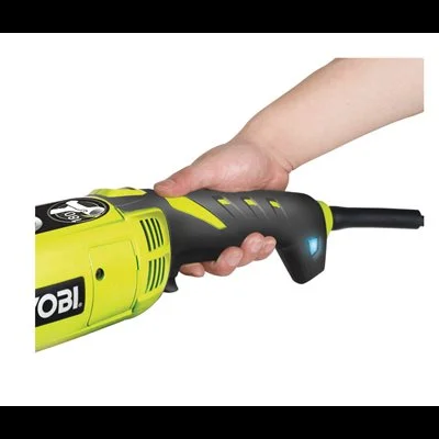 Ferramenta elétrica Ryobi com cabo preto e verde segurada por uma mão