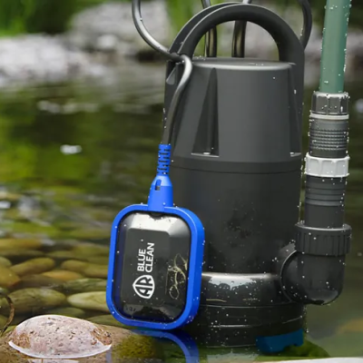 Bomba de água submersível preta com boia azul em água