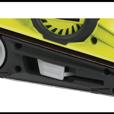 Lixadora elétrica verde e preta com correia abrasiva castanha