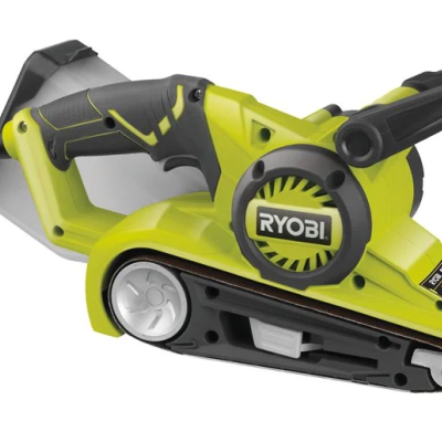 Lixadora de cinta elétrica verde-limão Ryobi com cinta abrasiva castanha e roda cinzenta