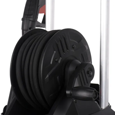 Bobineadora preta com cabo enrolado em suporte metálico prateado