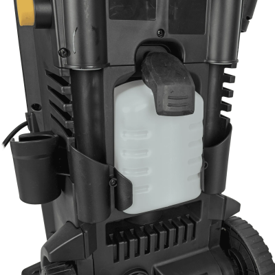 Equipamento de limpeza de alta pressão preto com depósito translúcido branco e rodas