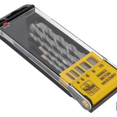 Conjunto de brocas em caixa plástica preta, transparente e amarela com texto e números.