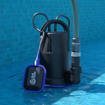 Bomba submersível preta com flutuador azul azul em piscina azul