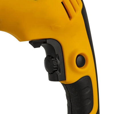Ferramenta elétrica amarela e preta com pega preta emborrachada
