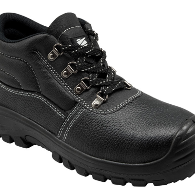 Sapato de segurança preto com sola reforçada e atacadores