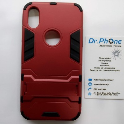 Capa de smartphone vermelha e preta com suporte ao lado de cartão de visita
