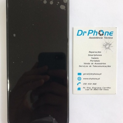 Ecrã de smartphone preto acompanhado por cartão de visita da Dr Phone Assistência Técnica
