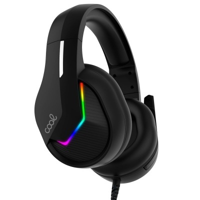 Headphones pretos com detalhes RGB e cabo