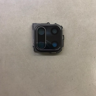 Módulo de câmara traseira preta e metal cinzento sobre superfície clara