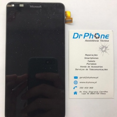 Ecrã de smartphone Microsoft preto ao lado de cartão de assistência técnica Dr Phone
