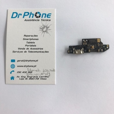 Cartão de visita Dr Phone e peça eletrónica preta com conector USB