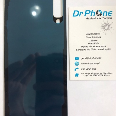 Proteção traseira preta para smartphone ao lado de cartão de visita da Dr Phone