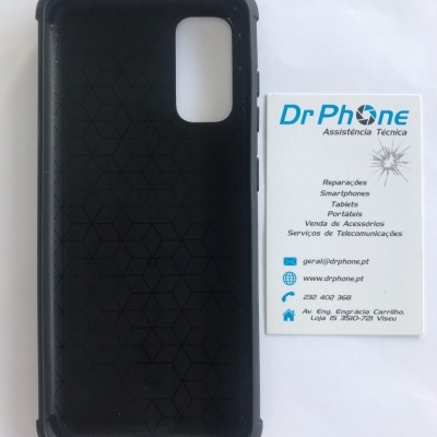 Capa preta de telemóvel com padrão geométrico e cartão de visita da Dr Phone