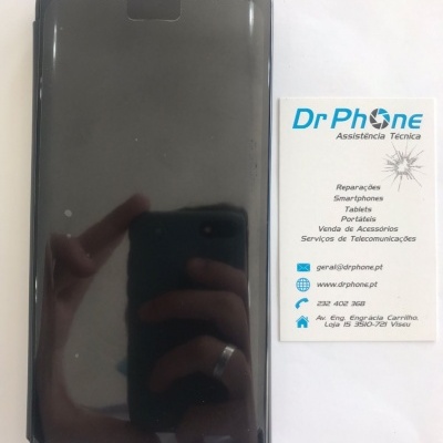 Smartphone preto junto a cartão de assistência técnica Dr Phone