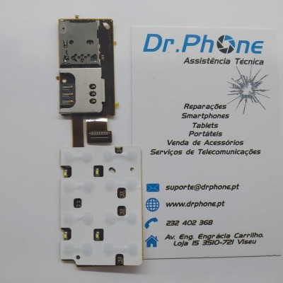 Peça eletrónica branca e metálica sobre cartão de contacto Dr.Phone