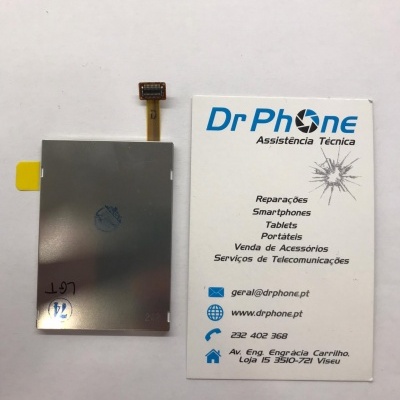 Ecrã LCD para smartphone ao lado de cartão de visita da empresa Dr Phone Assistência Técnica