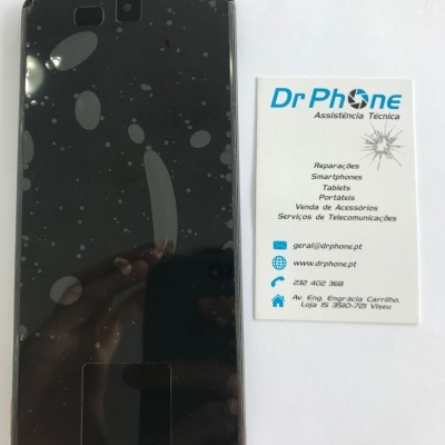 Smartphone negro com manchas e cartão de visita da Dr Phone