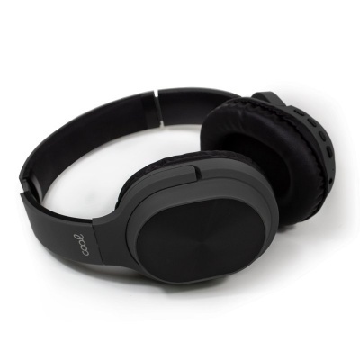 Auscultadores over-ear pretos com almofadas e logo 'cool' na haste
