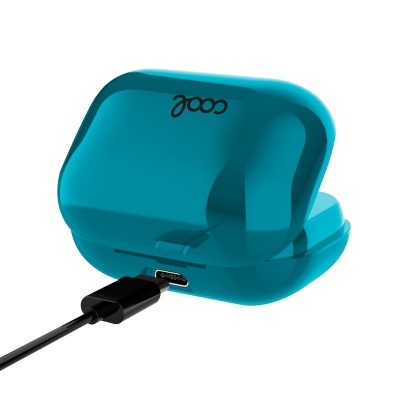 Estojo de carregamento azul para auriculares sem fios com cabo USB ligado