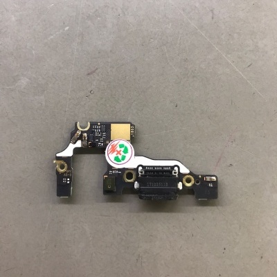 Peça eletrónica com componentes e etiqueta redonda em fundo cinzento