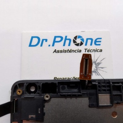 Componente frontal de smartphone com flex cables sobre papel com texto Dr.Phone Assistência Técnica