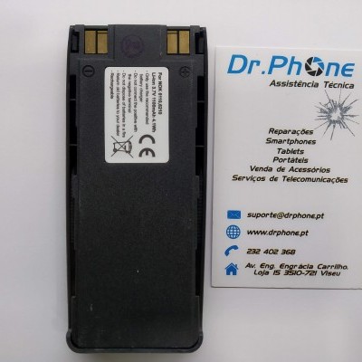 Bateria preta para dispositivo móvel e cartão de visita da empresa Dr.Phone Assistência Técnica.